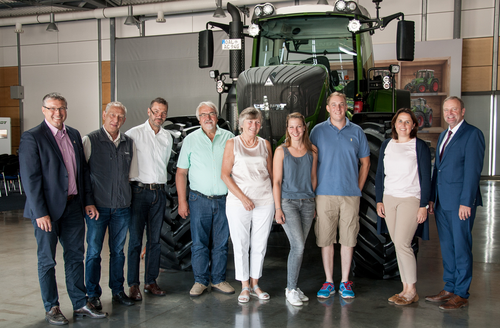 People in front of a Fendt tractor