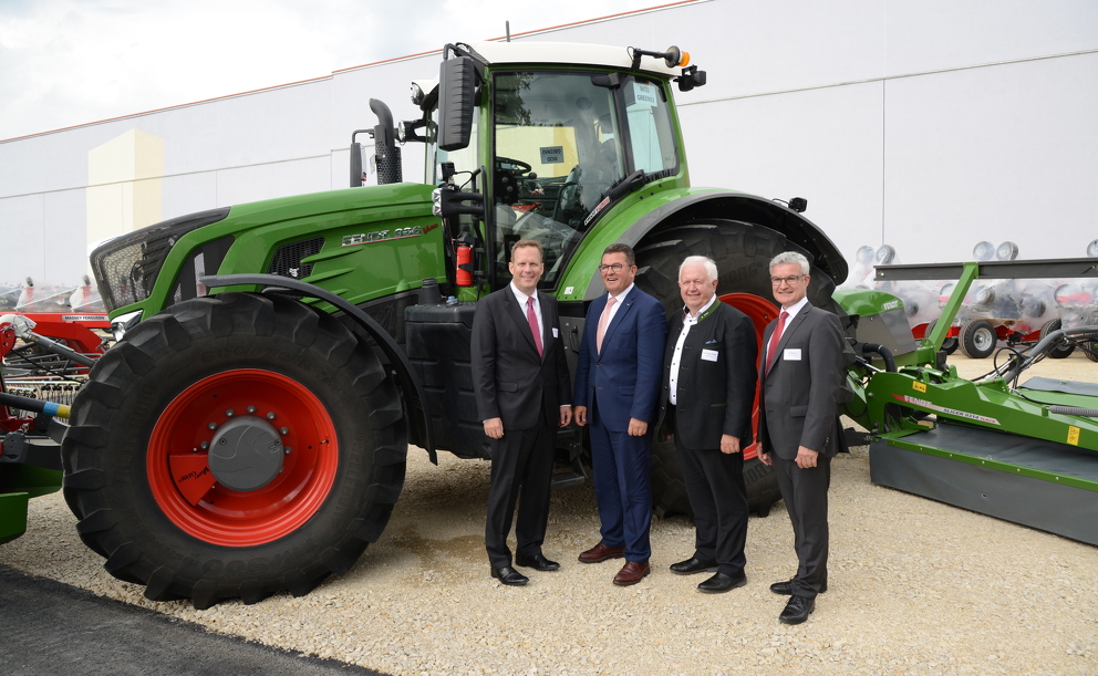 Four men in front of a Fendt tractor