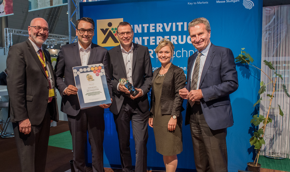 Klaus Schneider (President of the German Winegrowers' Association), hands the Gold Award for Innovation to Roland Schmidt (Vice President Marketing at Fendt) and Walter Wagner (Head of Tractor Development at Fendt)