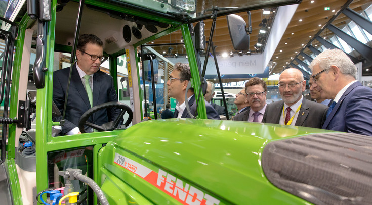 Minister Peter Hauk tries out the Fendt 209 V Vario for comfort.