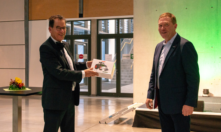 Christoph Gröblinghoff, Chairman of the AGCO/Fendt Management Board (right) hands over a Fendt Modell to Dr. Gerd Müller (left)