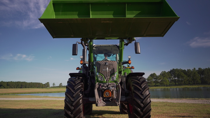 Frontal view of a Fendt tractor with frontloader