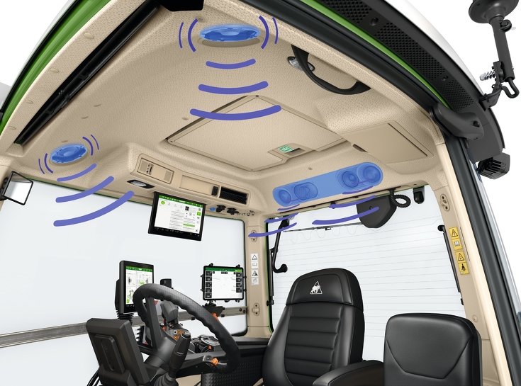 A view of the cab of the Fendt 900 Vario with Infotainment Package and 4.1 sound system.