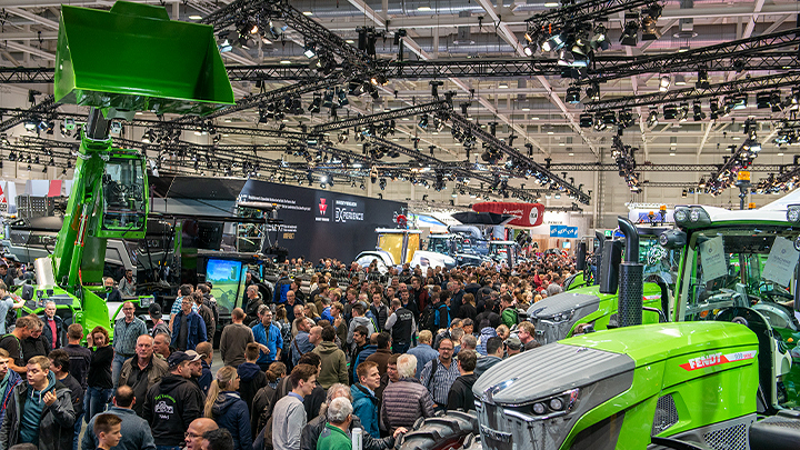 Photo of the Fendt stand at AGRITECHNICA 2019 with a very large number of visitors.