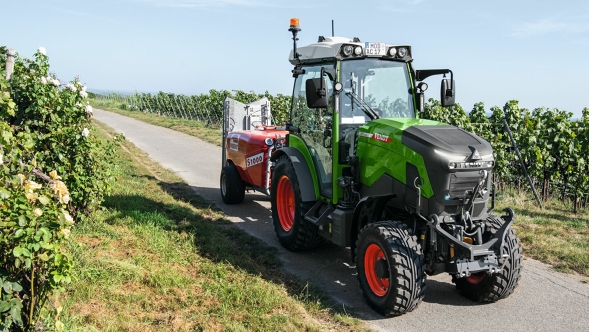 Fendt e100 V Vario in the vineyard A green Fendt e100 V Vario is driving in the vineyard.