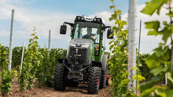 Fendt e100V Vario in vineyard Fendt e100V Vario in vineyard