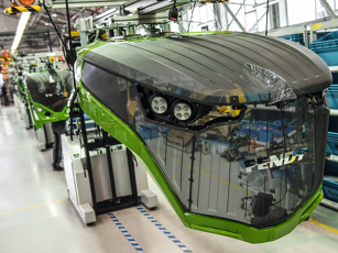 Close-up of a Fendt tractor bonnet on the assembly line in the production hall. The bonnet is in the production process and shows clear lines and precise workmanship.
