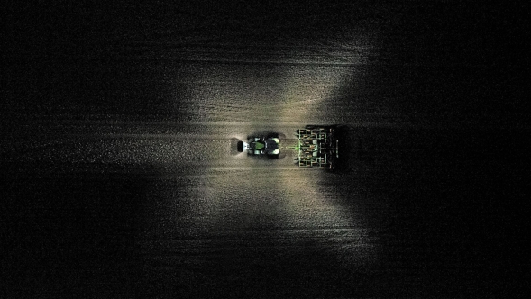 A bird's eye view at night with UltraVision 360 degree illumination of a Fendt 1000 Vario tractor