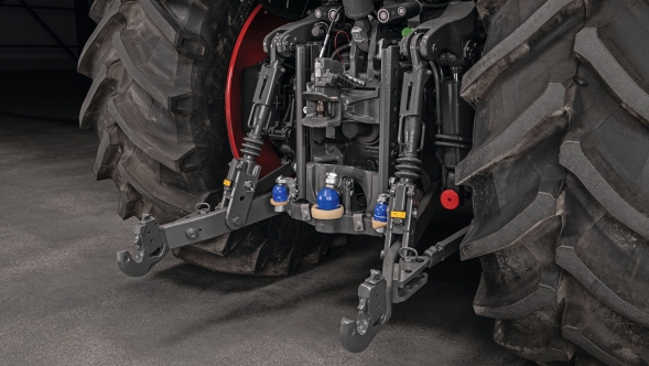 Rear power lift of the Fendt 500 Vario Gen4 with automatic function for efficient working without entering the cab