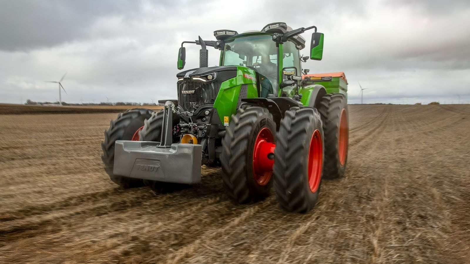 Fendt 800 Vario in the field with a spreader