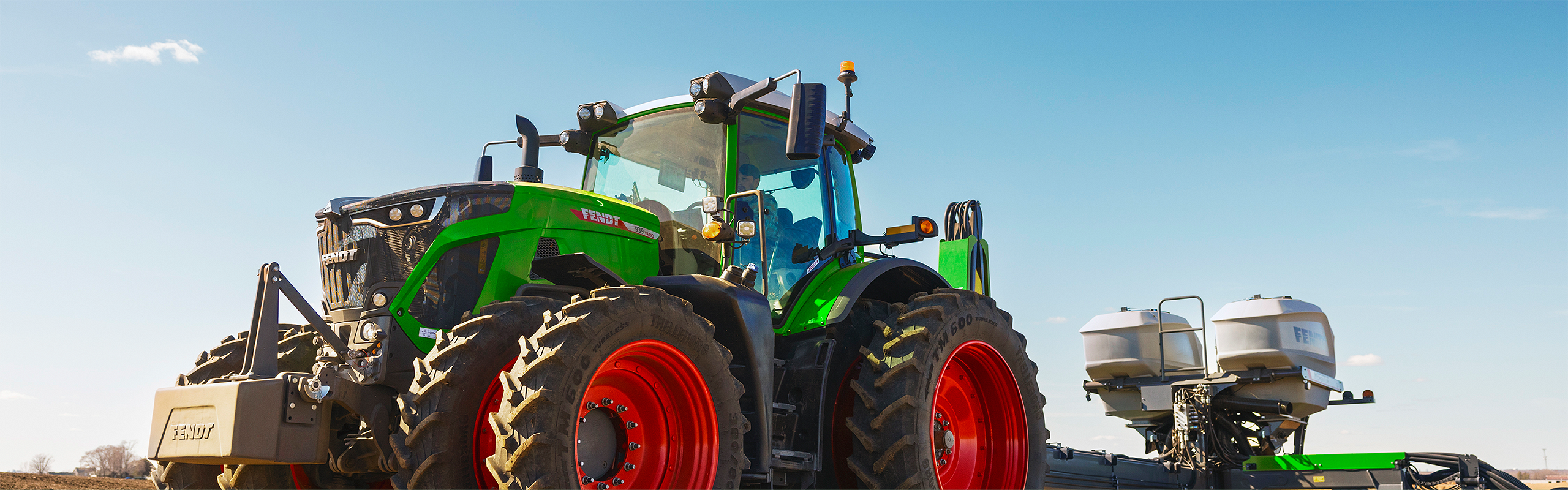 Fendt 900 Vario pulling a Momentum Planter in the field