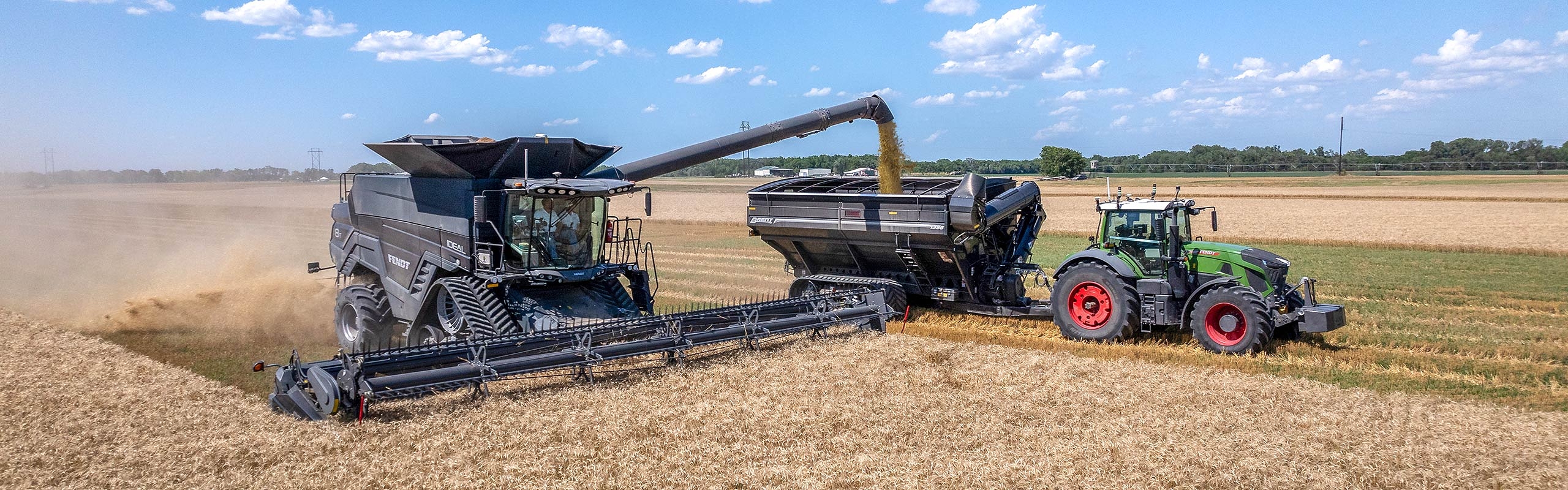 Fendt Autonomous OutRun Kit on Fendt 900 Tractor harvesting with the IDEAL Combine in the field