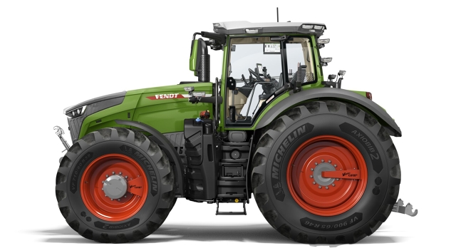Side view of the Fendt 1000 Vario Tractor Side view of the Fendt 1000 Vario Tractor