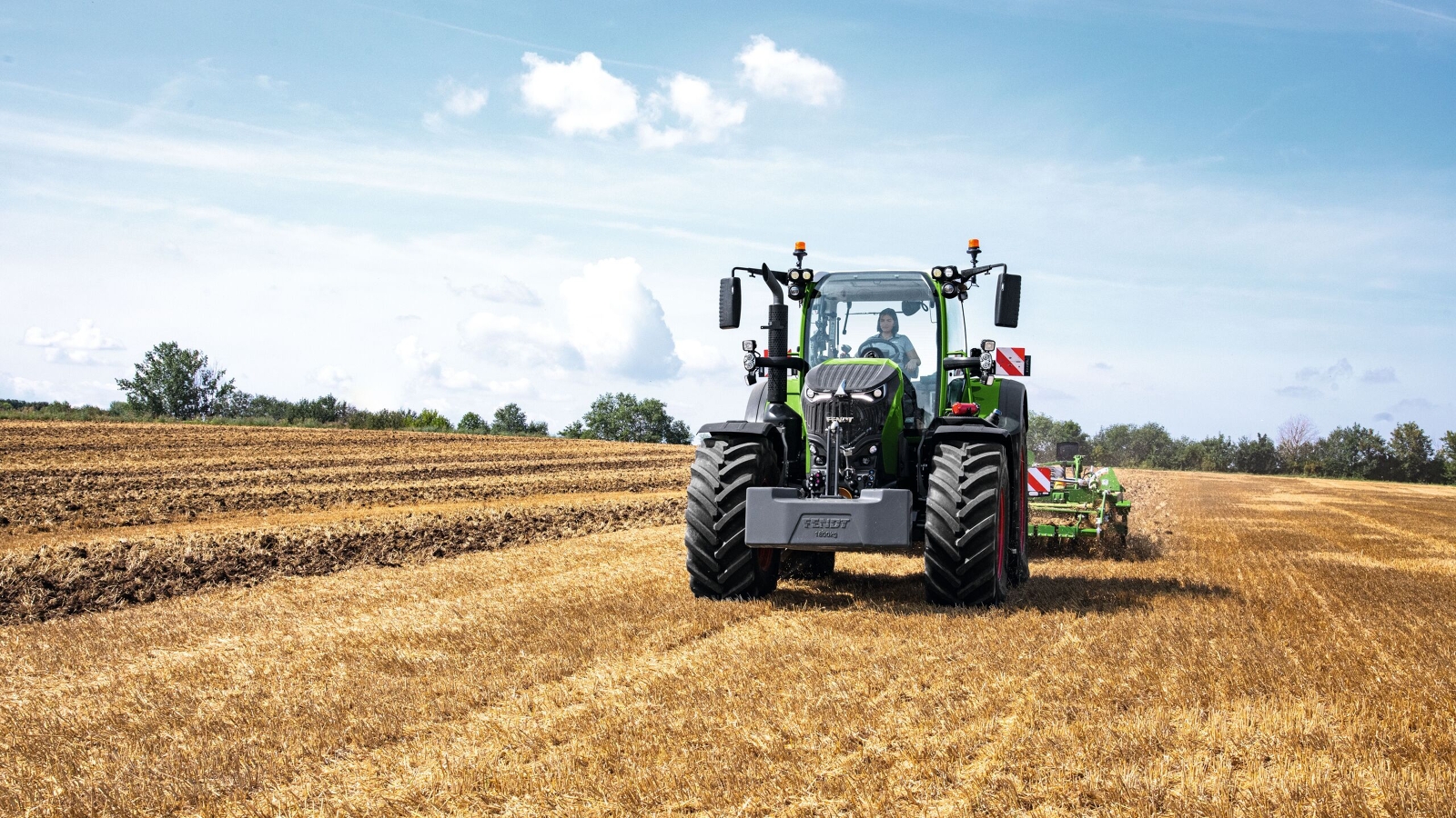 Fendt 700 Vario Gen7 with an implement in the field