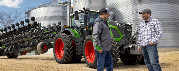 Fendt technician visiting a farmer on his farm with Fendt 900 Vario and Momentum Planter in background Fendt technician visiting a farmer on his farm with Fendt 900 Vario and Momentum Planter in background