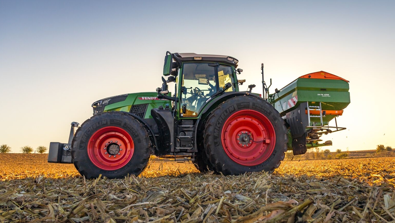 Fendt 800 Vario Gen 5 in the field