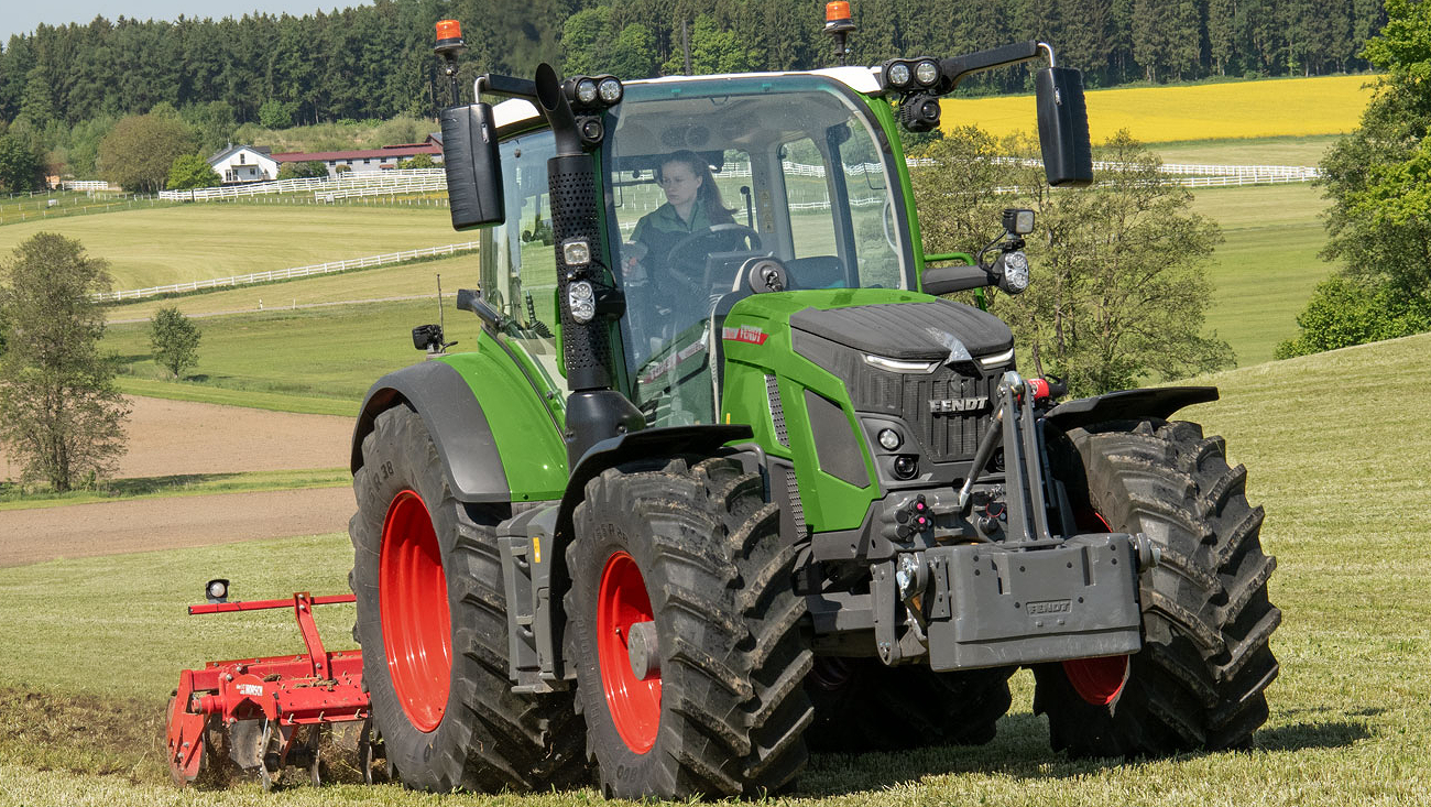 Fendt 500 Vario Gen4 in the field cultivating t