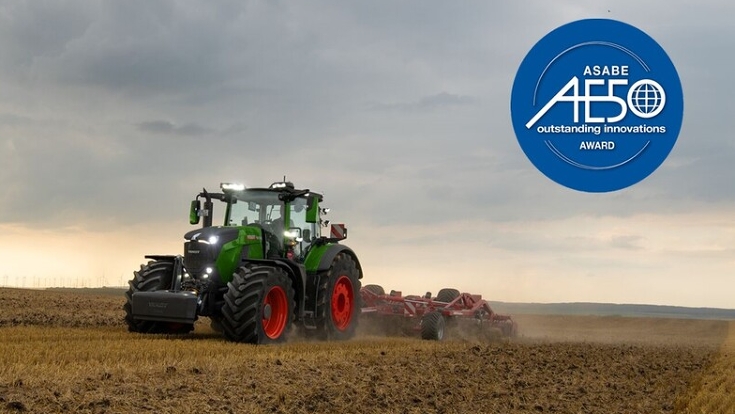 Fendt 800 Vario tractor in the field doing tillage