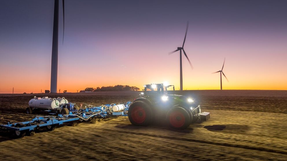 Fendt 1000 Vario in the field at sunset