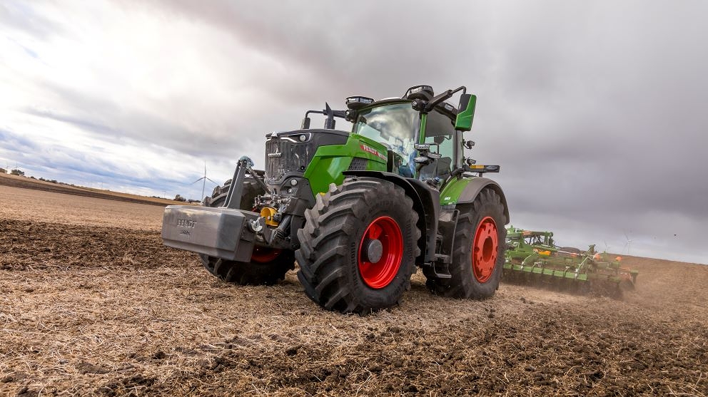 Fendt 800 pulling tillage equipment