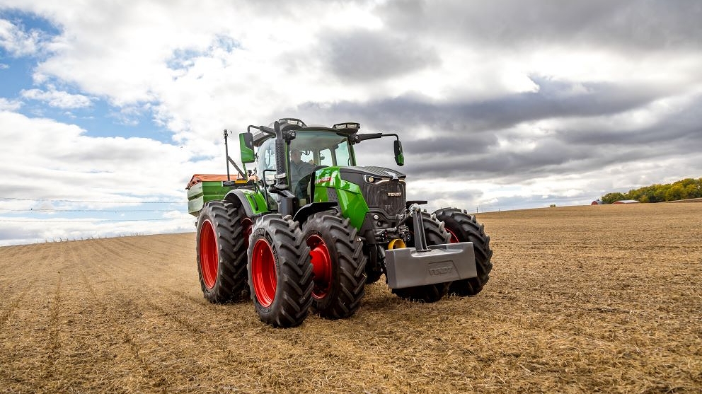 Fendt 800 pulling an Amazone spreader