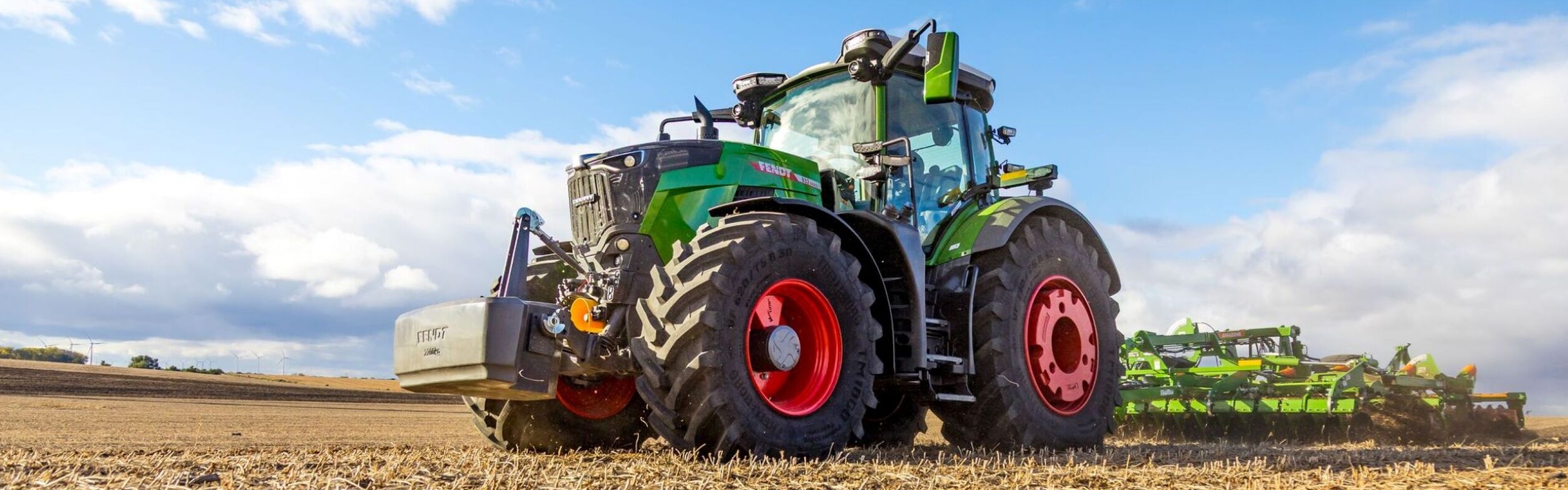 Fendt 800 Vario Gen5 in a field with tillage equipment