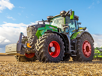 Fendt 800 Vario tractor in a field on a sunny day