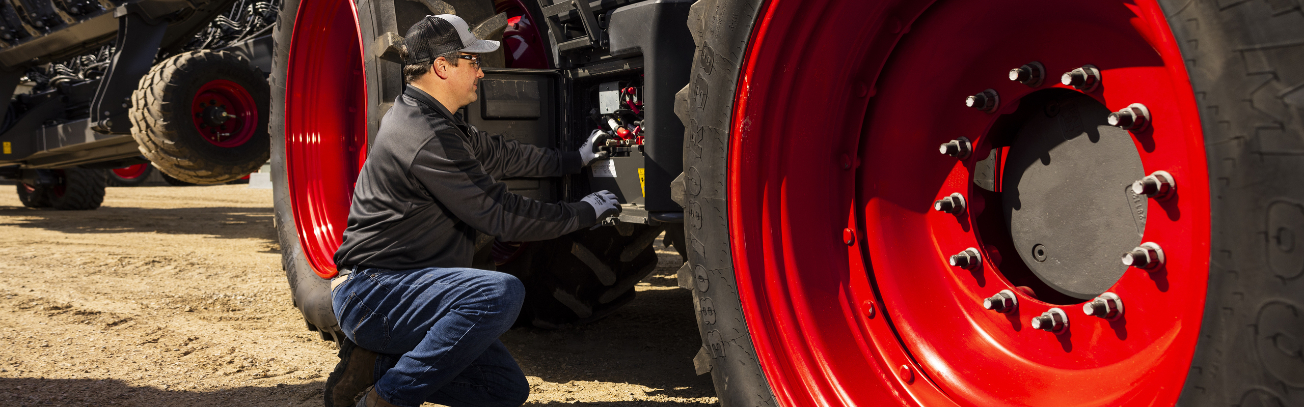 Fendt technician servicing the Fendt tractor