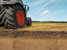 Fendt 900 Vario with the cross-section of a field underneath