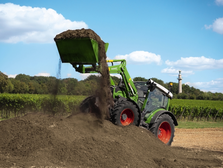 Front loader work at height with the Fendt 200 Vario