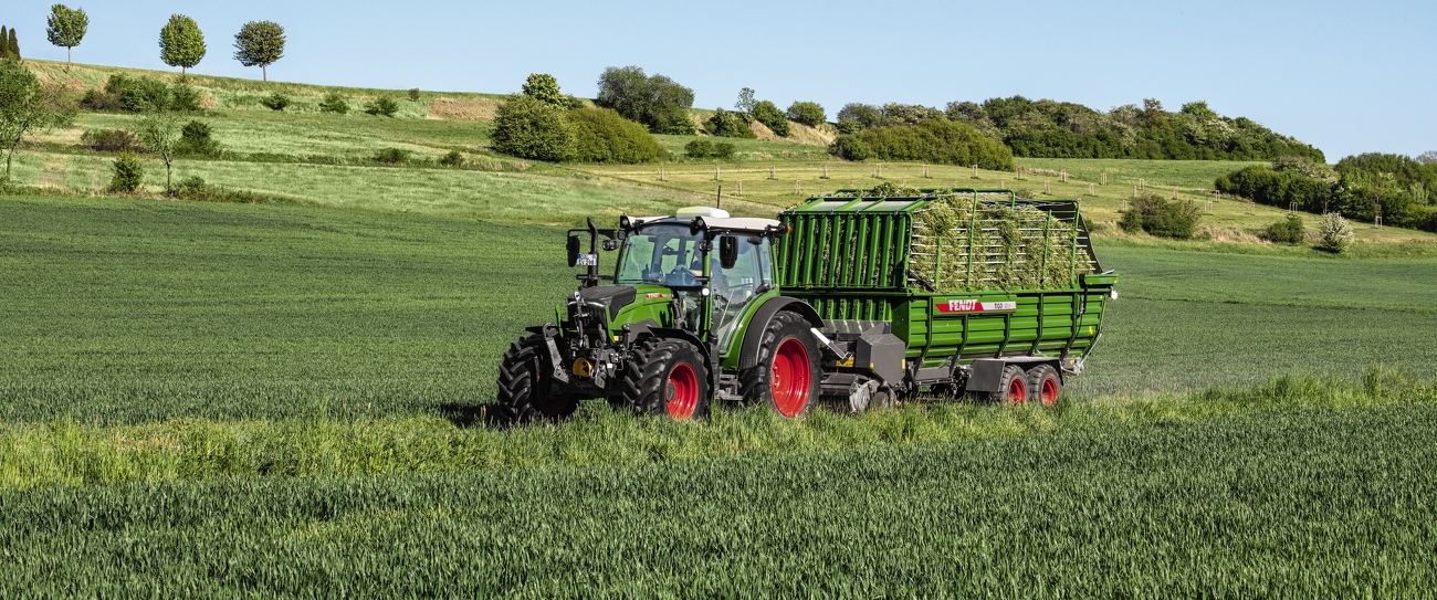 Fendt Vario 200 in the field with a loaded Fendt Tigo.