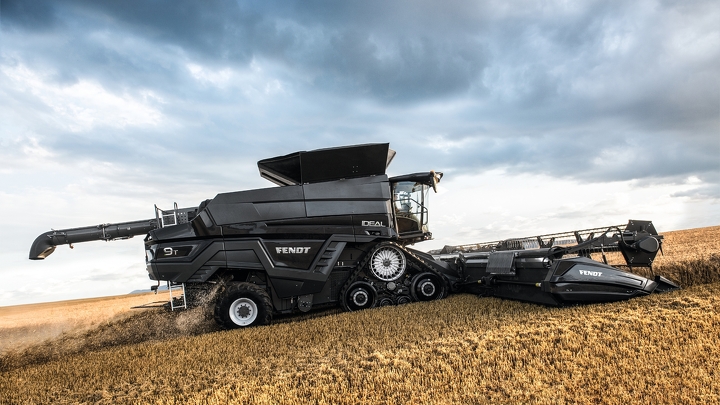 Fendt IDEAL combine in action