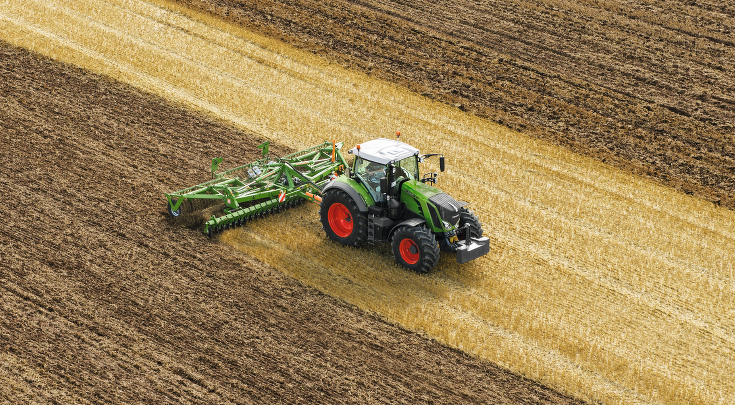 A  FENDT 800 VARIO cultivates the field.