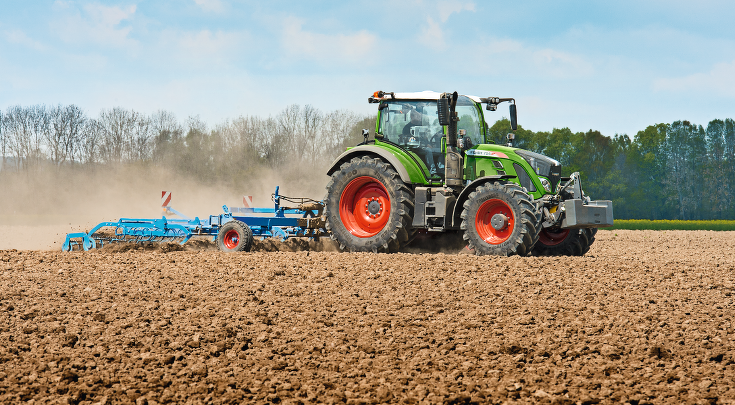 A FENDT 700 VARIO cultivates the field.