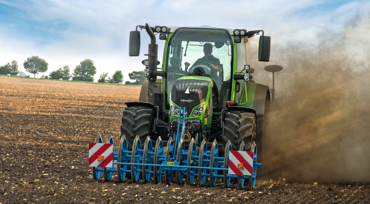 A FENDT 500 VARIO cultivates the field.
