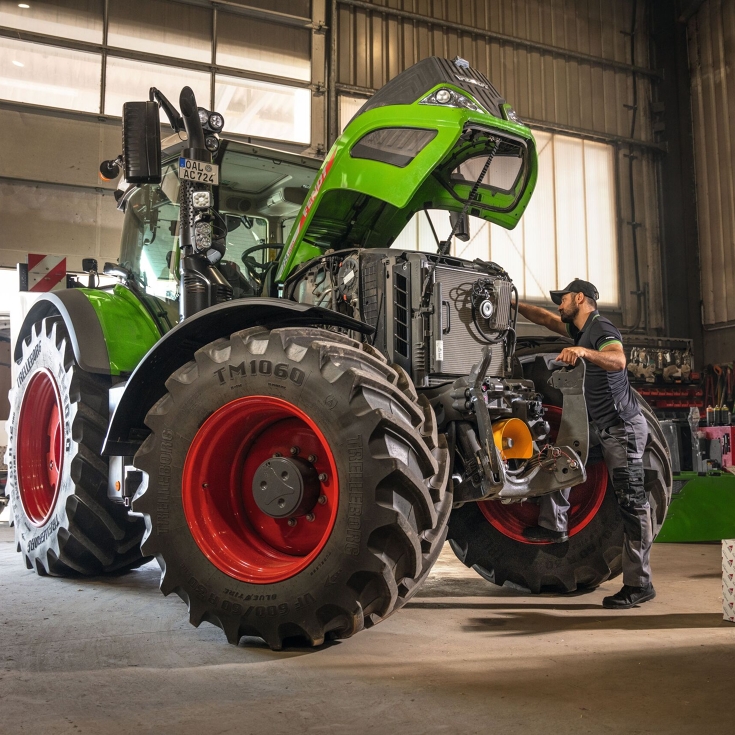 A Fendt service employee checks a Fendt tractor